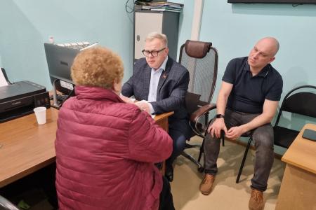 Руководитель фракции КПРФ в Мособлдуме Александр Наумов провел прием жителей в Озерах