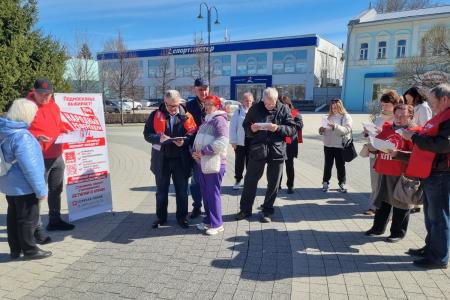 Секретарь МК КПРФ, руководитель фракции КПРФ в Мособлдуме Александр Наумов провел в Коломне Народный референдум