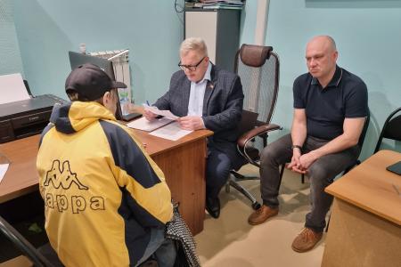 Руководитель фракции КПРФ в Мособлдуме Александр Наумов провел прием жителей в Озерах