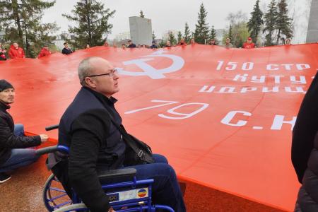 Гигантскую копию Знамени Победы развернули в Тюмени