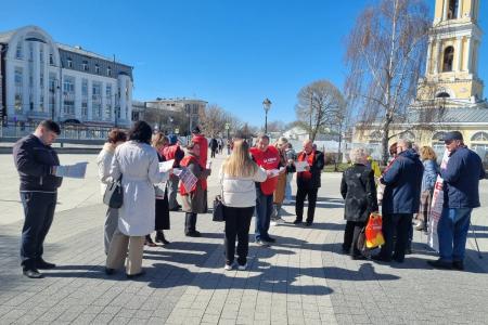 Секретарь МК КПРФ, руководитель фракции КПРФ в Мособлдуме Александр Наумов провел в Коломне Народный референдум