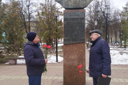 Подмосковные коммунисты: Гагарин – первый  в космосе, мы – в труде!