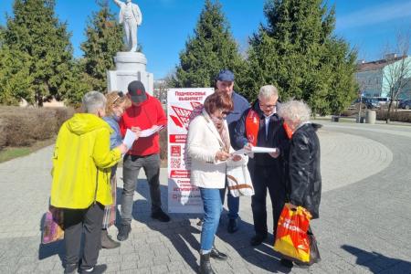 Секретарь МК КПРФ, руководитель фракции КПРФ в Мособлдуме Александр Наумов провел в Коломне Народный референдум