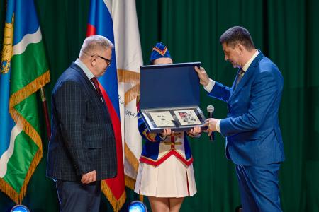 Руководитель фракции КПРФ Александр Наумов поздравил сотрудников центра им. М.В. Хруничева с Днем космонавтики
