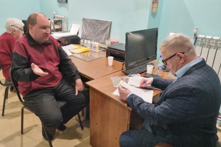 Руководитель фракции КПРФ в Мособлдуме Александр Наумов провел прием жителей в Озерах