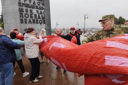 Гигантскую копию Знамени Победы развернули в Тюмени