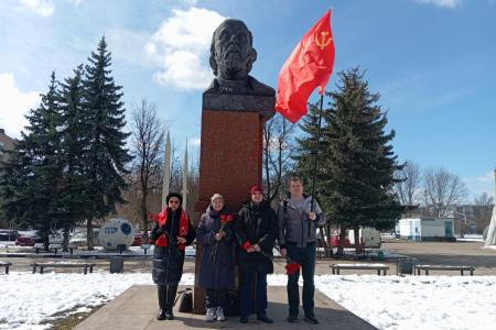 Подмосковные коммунисты: Гагарин – первый  в космосе, мы – в труде!