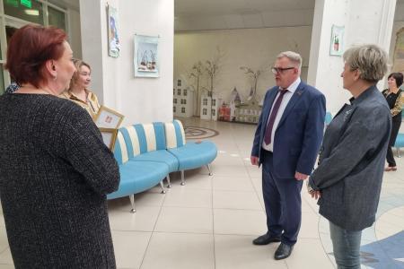 Руководитель фракции КПРФ Александр Наумов вручил награды Мособлдумы сотрудникам детского сада «Замок Детства»