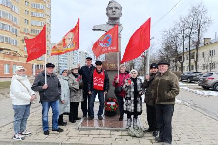 Подмосковные коммунисты: Гагарин – первый  в космосе, мы – в труде!