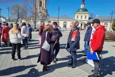 Секретарь МК КПРФ, руководитель фракции КПРФ в Мособлдуме Александр Наумов провел в Коломне Народный референдум