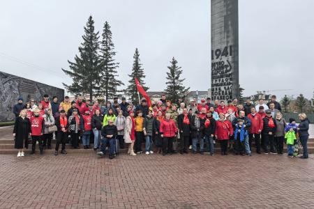 Гигантскую копию Знамени Победы развернули в Тюмени