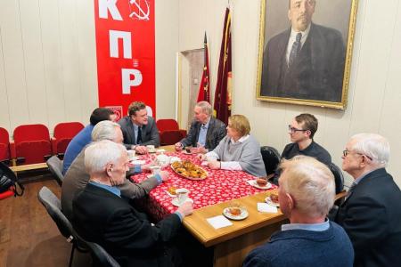 Подмосковные коммунисты: Гагарин – первый  в космосе, мы – в труде!