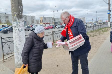 Олег Лебедев в Твери принимает обращения избирателей и рассказывает о законопроектах КПРФ и Народном референдуме