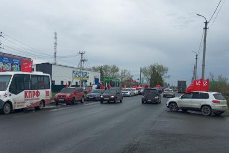 Гигантскую копию Знамени Победы развернули в Тюмени