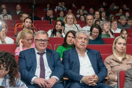 Руководитель фракции КПРФ в Мособлдуме Александр Наумов поздравил коллектив Культурного центра совхоза им. Ленина с 55-летним юбилеем
