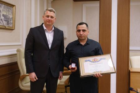 За спиной — фронт, в сердце — люди: волонтёрам Свердловской области вручили знаки «За заслуги в волонтерской деятельности»