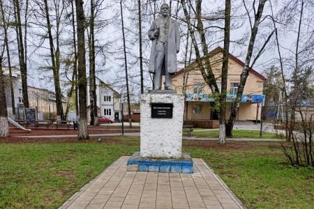 Новгородская область. Вопреки указанию властей местная коммунистка вернула цветы к памятнику Ленина
