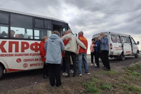 Гигантскую копию Знамени Победы развернули в Тюмени