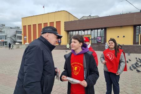 Олег Лебедев в Твери принимает обращения избирателей и рассказывает о законопроектах КПРФ и Народном референдуме