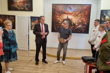 Николай Васильев посетил выставку, посвященную 80-летию Великой Победы