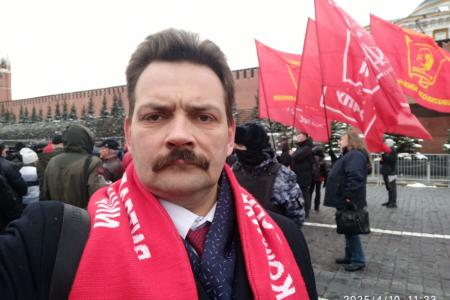 Подмосковные коммунисты: Гагарин – первый  в космосе, мы – в труде!