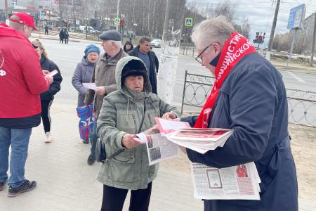 Олег Лебедев в Твери принимает обращения избирателей и рассказывает о законопроектах КПРФ и Народном референдуме