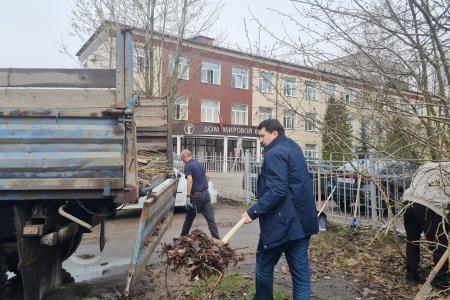 Олег Лебедев организовал Ленинский субботник в Великом Новгороде