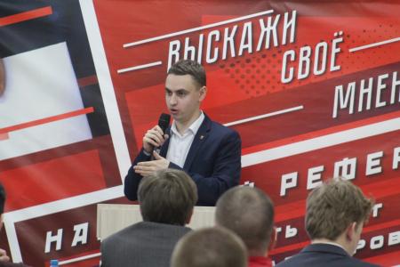 Комсомольцы Петербурга на дебатах доказали: «Цензы» для обучения в старшей школе недопустимы!