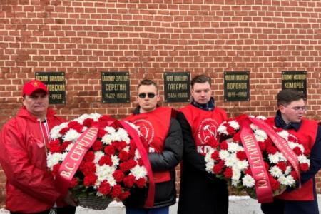 Подмосковные коммунисты: Гагарин – первый  в космосе, мы – в труде!