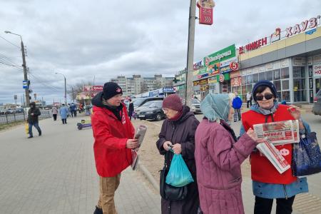 Олег Лебедев в Твери принимает обращения избирателей и рассказывает о законопроектах КПРФ и Народном референдуме