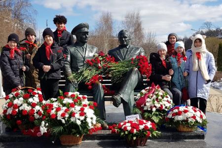 Подмосковные коммунисты: Гагарин – первый  в космосе, мы – в труде!