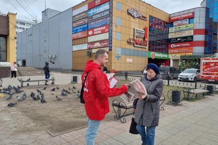 Олег Лебедев в Твери принимает обращения избирателей и рассказывает о законопроектах КПРФ и Народном референдуме