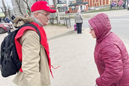 Олег Лебедев в Твери принимает обращения избирателей и рассказывает о законопроектах КПРФ и Народном референдуме