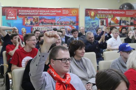 Комсомольцы Петербурга на дебатах доказали: «Цензы» для обучения в старшей школе недопустимы!