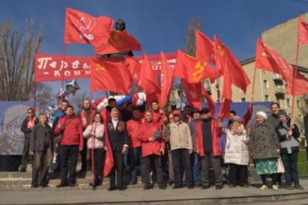 Саратовские коммунисты с красными знамёнами КПРФ возложили цветы к памятнику Ю.А. Гагарину