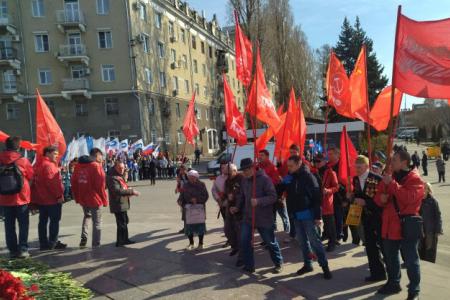 Саратовские коммунисты с красными знамёнами КПРФ возложили цветы к памятнику Ю.А. Гагарину
