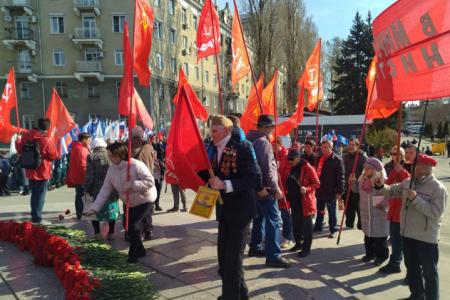 Саратовские коммунисты с красными знамёнами КПРФ возложили цветы к памятнику Ю.А. Гагарину