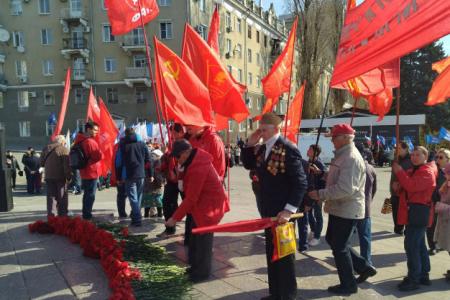 Саратовские коммунисты с красными знамёнами КПРФ возложили цветы к памятнику Ю.А. Гагарину