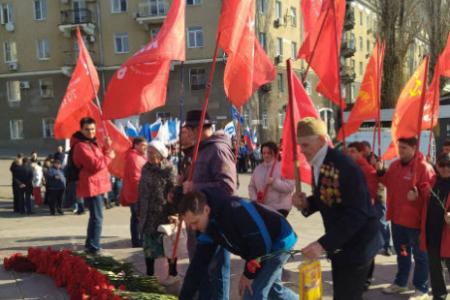 Саратовские коммунисты с красными знамёнами КПРФ возложили цветы к памятнику Ю.А. Гагарину