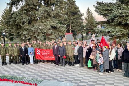 В рамках всероссийской патриотической акции КПРФ — марша-эстафеты «Наша Великая Победа» — на Саратовскую землю была торжественно доставлена копия Знамени Победы