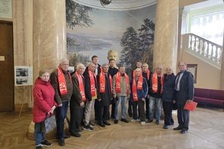 Сталинградские коммунисты возложили цветы в День космонавтики