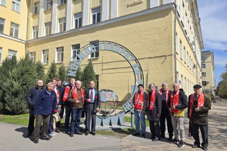 Сталинградские коммунисты возложили цветы в День космонавтики