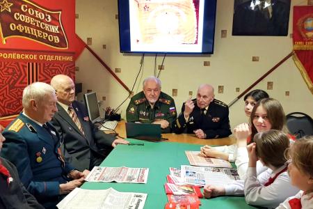 Подмосковные коммунисты: Гагарин – первый  в космосе, мы – в труде!