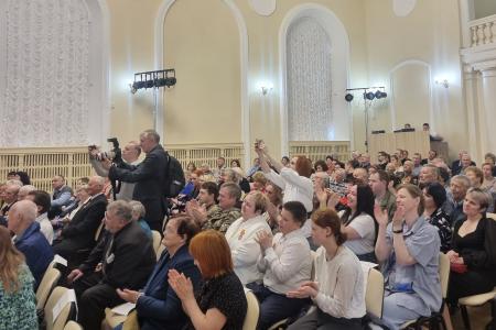 Новгородская область. Олег Лебедев выступил на торжественном собрании, посвященном 80-летию Великой Победы