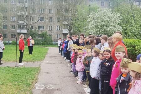 Тверской обком КПРФ организовал высадку деревьев в средней школе города Твери