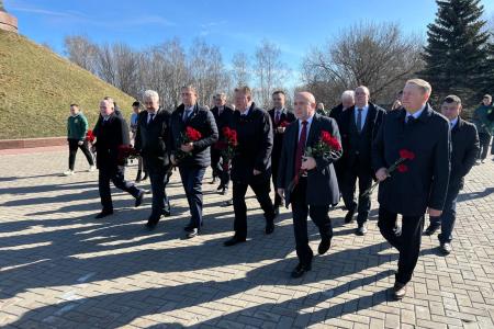 Депутаты Государственной Думы во главе с Председателем Комитета по аграрным вопросам Владимиром Кашиным возложили цветы к Монументу Славы в Чебоксарах