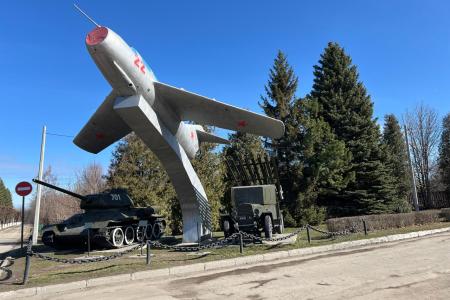Депутаты Государственной Думы во главе с Председателем Комитета по аграрным вопросам Владимиром Кашиным возложили цветы к Монументу Славы в Чебоксарах