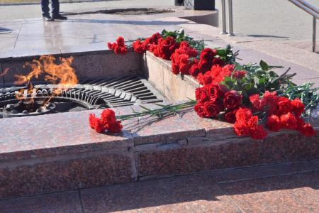 Депутаты Государственной Думы во главе с Председателем Комитета по аграрным вопросам Владимиром Кашиным возложили цветы к Монументу Славы в Чебоксарах