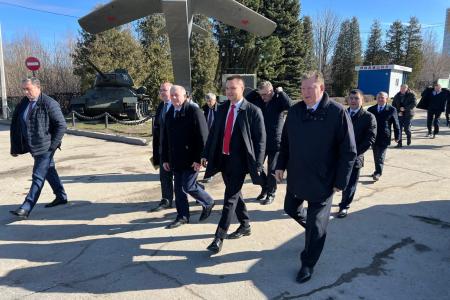 Депутаты Государственной Думы во главе с Председателем Комитета по аграрным вопросам Владимиром Кашиным возложили цветы к Монументу Славы в Чебоксарах