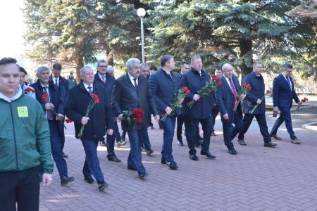 Депутаты Государственной Думы во главе с Председателем Комитета по аграрным вопросам Владимиром Кашиным возложили цветы к Монументу Славы в Чебоксарах